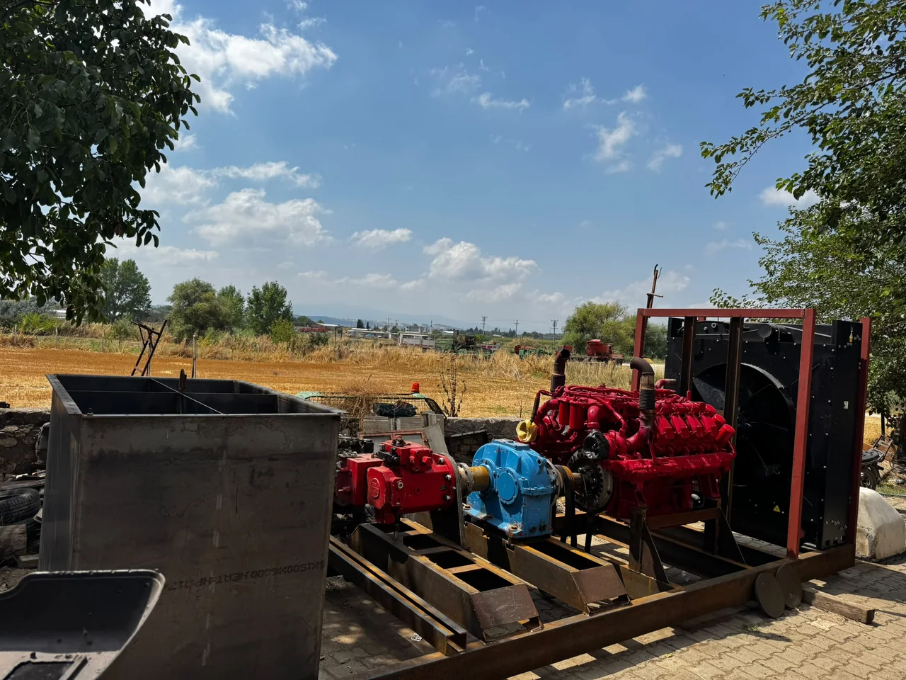 İmalatı yapılan kırmızı motorlu pompa ve makine ünitesi